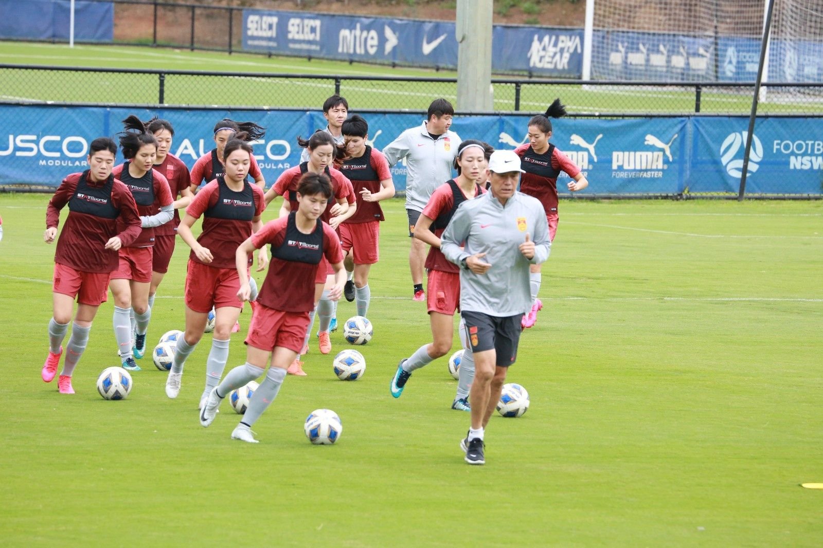 中国女子足球队比赛中获胜引发热议